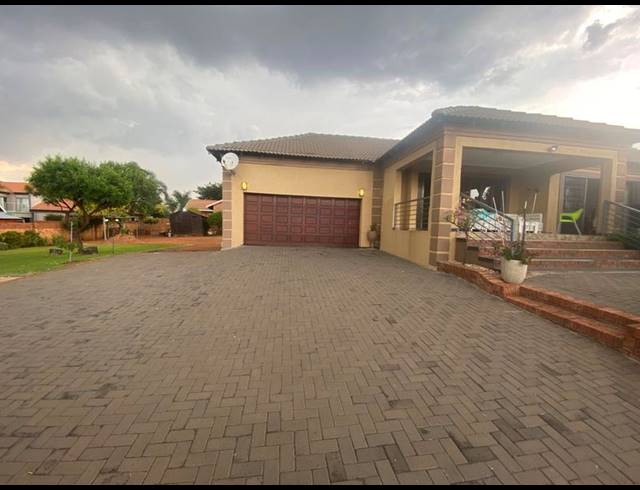 4 BEDROOM HOUSE FOR SALE IN AERORAND